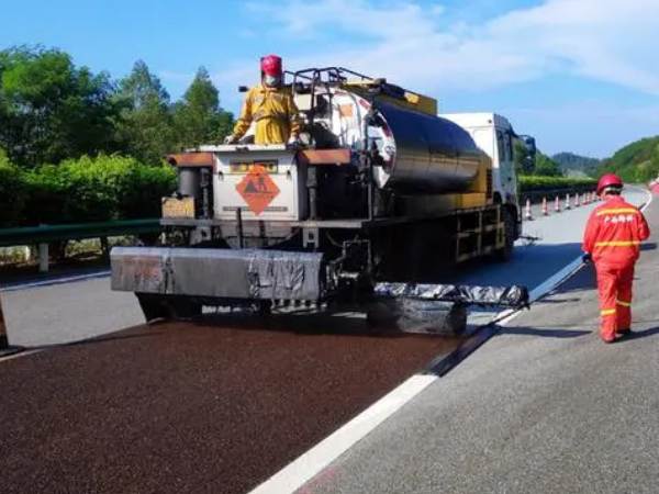 Fine anti-slip surface treatment technology for layer paving construction technology